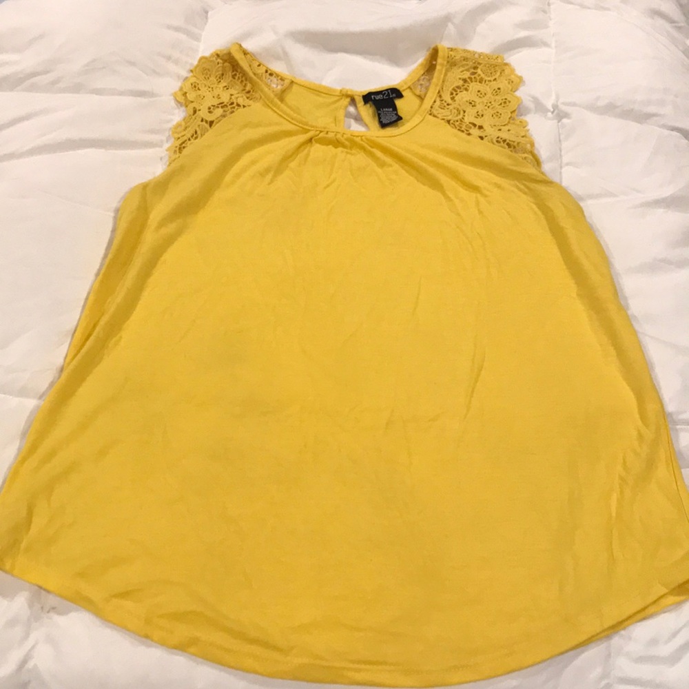 Woman’s Rue 21 sleeveless blouse size Large